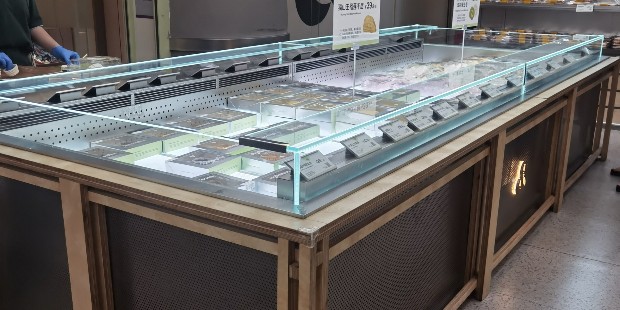 生鲜零食店定制展柜，怎么选靠谱的源头工厂？重点推荐吉秀尔展示
