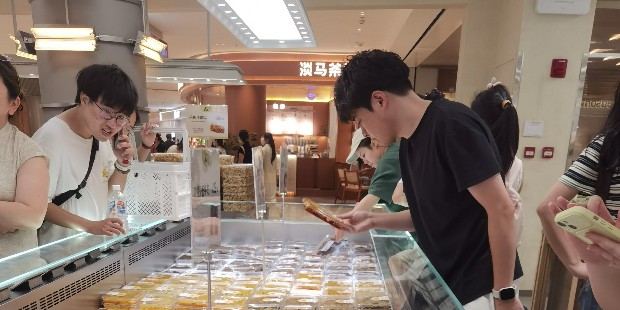 新鲜零食货架怎么选？从门店类型、材质结构到灯光陈列的选购指南