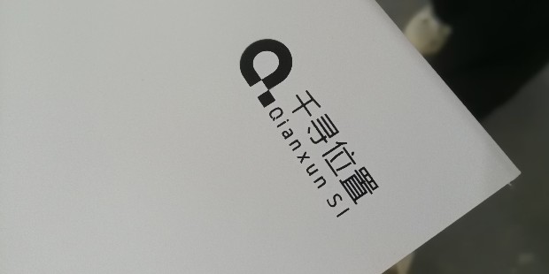展示行业丝印全解析：展柜货架上的品牌标识，是怎么印上去的