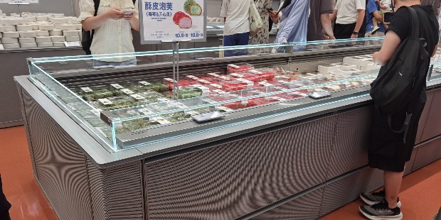定制新鲜零食展柜，为什么优于标准成品展柜
