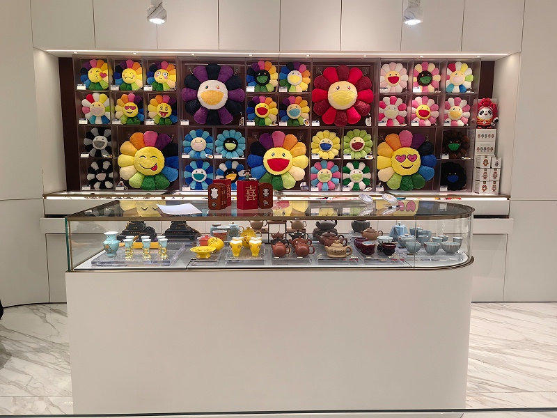 潮玩店货架