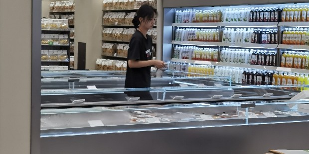 吉秀尔货架展柜定制，让零食展示更“鲜”一步